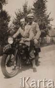 1931, Krasnów, gm. Bolimów, pow. Łowicz, woj. Warszawa, Polska.
Rządca  Stanisław Zalewski i Juliusz Twarowski na motorze. 
Fot. NN, zbiory Ośrodka KARTA, Pogotowie Archiwalne [PAF_005], udostępnił Krzysztof Dobrecki