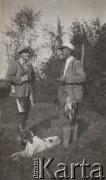 1935, Krasnów, gm. Bolimów, pow. Łowicz, woj. Warszawa, Polska.
Juliusz Twarowski (z lewej) i Stanisław Zalewski podczas polowania na kaczki.
Fot. NN, zbiory Ośrodka KARTA, Pogotowie Archiwalne [PAF_005], udostępnił Krzysztof Dobrecki