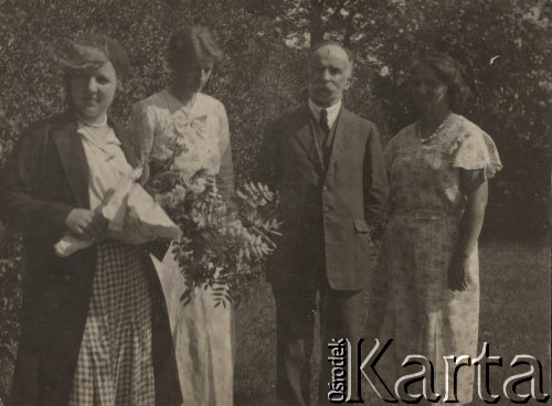 Lato 1934, brak miejsca., Polska.
Józef Twarowski i jego żona Maria z Łozińskich (druga z lewej) w towarzystwie dwóch kobiet.
Fot. NN, zbiory Ośrodka KARTA, Pogotowie Archiwalne [PAF_005], udostępnił Krzysztof Dobrecki