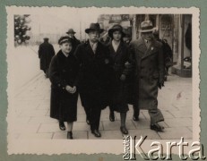 1934, Warszawa, Polska.
Józef Twarowski na spacerze z dziećmi, od lewej: Zygmuntem, Wandą i Juliuszem. Po prawej widoczne szyldy sklepów.
Fot. NN, zbiory Ośrodka KARTA, Pogotowie Archiwalne [PAF_005], udostępnił Krzysztof Dobrecki