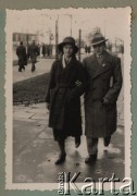 1933-1934, Warszawa, Polska.
Rodzeństwo Wanda i Juliusz Twarowscy na spacerze.
Fot. NN, zbiory Ośrodka KARTA, Pogotowie Archiwalne [PAF_005], udostępnił Krzysztof Dobrecki