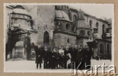 16.08.1934, Kraków, Polska.
Józef Twarowski (stoi w środku, trzyma płaszcz i kapelusz) na Wawelu z grupą Polaków z Czech. W pierwszym rzędzie pierwszy z prawej stoi żołnierz w mundurze.W tle fragment Zamku Królewskiego na Wawelu.
Fot. NN, zbiory Ośrodka KARTA, Pogotowie Archiwalne [PAF_005], udostępnił Krzysztof Dobrecki
