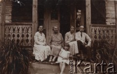 Lato 1931, Obidów, gm. Niehniewicze, pow. Nowogródek, woj. Nowogródek, Polska.
Grupa osób siedząca przed domem. Po prawej siedzi dr Józef Twarowski, obok niego jego żona Maria z Łozińskich.
Fot. NN, zbiory Ośrodka KARTA, Pogotowie Archiwalne [PAF_005], udostępnił Krzysztof Dobrecki