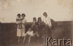 Lato 1931, Obidów, gmina Niehniewicze, pow. Nowogródek, woj. Nowogródek, Polska.
Kobiety z dziećmi na łące. Po prawej stoi Aleksandra Łozińska, siedzą jej dwaj synowie: w białej koszuli Ludwik, obok niego Józef , w środku stoi jej córka Irena.
Fot. NN, zbiory Ośrodka KARTA, Pogotowie Archiwalne [PAF_005], udostępnił Krzysztof Dobrecki