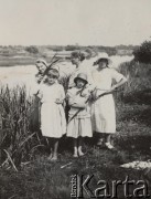 1932, rzeka Niemen, brak miejsca., Polska.
Kobiety i dziewczynki z rodziny Łozińskich nad brzegiem rzeki Niemen, w pierwszym rzędzie stoją Dobrochna i Irena, z tyłu: Aleksandra, Konstancja i Hanna.
Fot. NN, zbiory Ośrodka KARTA, Pogotowie Archiwalne [PAF_005], udostępnił Krzysztof Dobrecki