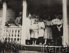 Lipiec 1933, Obidów, gm. Niechniewicze, pow. Nowogródek, woj. Nowogródek, Polska.
Grupa dzieci i dorosłych na ganku. Pierwsza z lewej stoi Aleksandra Łozińska, obok niej kolejno: Irena (trzyma lalkę), Dobrochna i Hanna, za Ireną Konstancja Łozińska.
Fot. NN, zbiory Ośrodka KARTA, Pogotowie Archiwalne [PAF_005], udostępnił Krzysztof Dobrecki