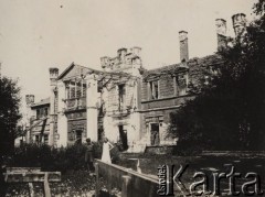 1920-1930, Lubcza n/Niemnem, pow. Nowogródek, woj. Nowogródek, Polska.
Rodzeństwo Aleksandra i Józef Łozińscy na tle ruin pałacu Chreptowiczów. 
Fot. NN, zbiory Ośrodka KARTA, Pogotowie Archiwalne [PAF_005], udostępnił Krzysztof Dobrecki