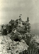 Maj 1944, Monte Cassino, Włochy.
Ruiny klasztoru Benedyktynów, na szczycie wzniesienia Polska. i brytyjska flaga.
Fot. Czesław Dobrecki, zbiory Ośrodka KARTA, Pogotowie Archiwalne [PAF_015], przekazał Krzysztof Dobrecki