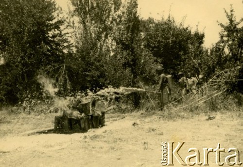 Grudzień 1945, Włochy.
Żołnierze 2 Korpusu podczas ćwiczeń w gaszeniu pianą.
Fot. Czesław Dobrecki, zbiory Ośrodka KARTA, Pogotowie Archiwalne [PAF_015], przekazał Krzysztof Dobrecki