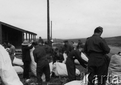 Kwiecień 1942, Gedera, Palestyna.
Żołnierze Samodzielnej Brygady Strzelców Karpackich podczas pracy.
Fot. Czesław Dobrecki, zbiory Ośrodka KARTA, Pogotowie Archiwalne [PAF_015], przekazał Krzysztof Dobrecki