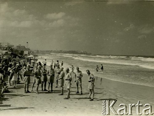 Lipiec 1940, Tel-Aviv, Palestyna.
Żołnierze Samodzielnej Brygady Strzelców Karpackich na plaży.
Fot. Czesław Dobrecki, zbiory Ośrodka KARTA, Pogotowie Archiwalne [PAF_015], przekazał Krzysztof Dobrecki