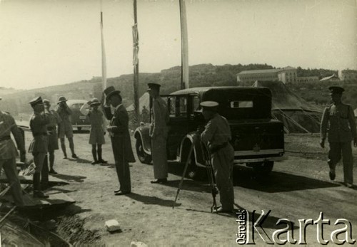 15.08.1940, Latrun, Palestyna.
Wysoki Komisarz Palestyny - Sir Harold MacMichael wita się z dowódcą Samodzielnej Brygady Strzelców Karpackich - płk. Stanisławem Kopańskim, w tle klasztor w Latrun. Oryginalny podpis na odwrocie fotografii: 