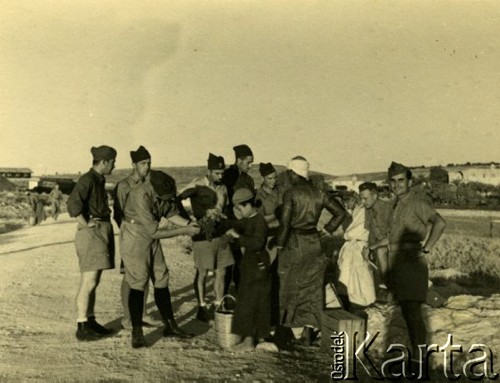 10.07.1940, Latrun, Palestyna.
Żołnierze Samodzielnej Brygady Strzelców Karpackich kupują winogrona od miejscowych Arabów. 
Fot. Czesław Dobrecki, zbiory Ośrodka KARTA, Pogotowie Archiwalne [PAF_015], przekazał Krzysztof Dobrecki