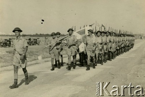 03.05.1943, Qizil Ribat, Irak.
Uroczystości wojskowe, poczet sztandarowy na czele oddziału.
Fot. Czesław Dobrecki, zbiory Ośrodka KARTA, Pogotowie Archiwalne [PAF_015], przekazał Krzysztof Dobrecki