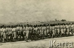 03.05.1943, Qizil Ribat, Irak.
Uroczystości wojskowe, przemarsz ochotniczek z Pomocniczej Służby Kobiet.
Fot. Czesław Dobrecki, zbiory Ośrodka KARTA, Pogotowie Archiwalne [PAF_015], przekazał Krzysztof Dobrecki