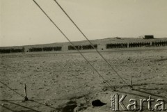 Listopad 1941, Tobruk.
Przyjazd Naczelnego Wodza Polskich Sił Zbrojnych generała Władysława Sikorskiego, uroczystości wojskowe. 
Fot. Czesław Dobrecki, zbiory Ośrodka KARTA, Pogotowie Archiwalne [PAF_015], przekazał Krzysztof Dobrecki