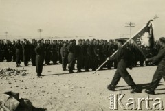 Listopad 1941, Tobruk.
Przyjazd Naczelnego Wodza Polskich Sił Zbrojnych generała Władysława Sikorskiego, uroczystości wojskowe. Oryginalny podpis na odwrocie fotografii: 