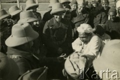 1941, El Kantara, Egipt.
Polscy żołnierze i Arab, uliczny sztukmistrz, pokazujący sztuczki.
Fot. Czesław Dobrecki, zbiory Ośrodka KARTA, Pogotowie Archiwalne [PAF_015], przekazał Krzysztof Dobrecki