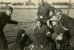 22.12.1940, Palestyna.
Żołnierze Samodzielnej Brygady Strzelców Karpackich na pomoście przed wypłynięciem do Egipt.u. Oryginalny podpis na odwrocie fotografii: 