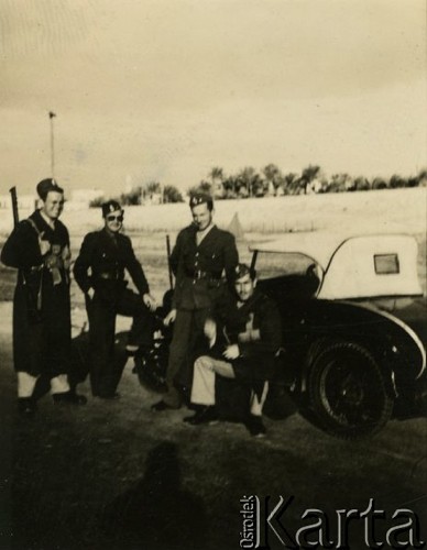 17.02.1941, Aleksandria, Egipt.
Żołnierze Samodzielnej Brygady Strzelców Karpackich przy samochodzie.
Fot. Czesław Dobrecki, zbiory Ośrodka KARTA, Pogotowie Archiwalne [PAF_015], przekazał Krzysztof Dobrecki