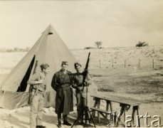 17.02.1941, Aleksandria, Egipt.
Żołnierze Samodzielnej Brygady Strzelców Karpackich przy karabinie rkm. W środku stoi kpt. Duśkiewicz.
Fot. Czesław Dobrecki, zbiory Ośrodka KARTA, Pogotowie Archiwalne [PAF_015], przekazał Krzysztof Dobrecki