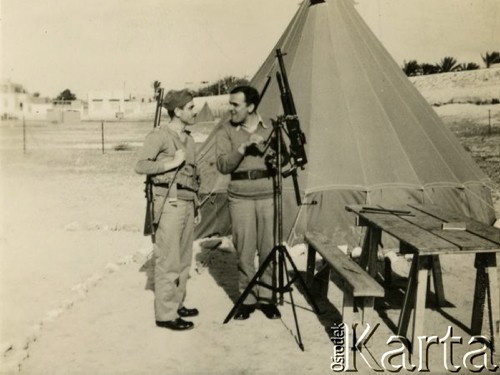 17.02.1941, Aleksandria, Egipt.
Żołnierze Samodzielnej Brygady Strzelców Karpackich przy karabinie rkm. 
Fot. Czesław Dobrecki, zbiory Ośrodka KARTA, Pogotowie Archiwalne [PAF_015], przekazał Krzysztof Dobrecki