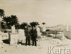 17.02.1941, Aleksandria, Egipt.
Żołnierze Samodzielnej Brygady Strzelców Karpackich na cmentarzu arabskim w Dikheli.
Fot. Czesław Dobrecki, zbiory Ośrodka KARTA, Pogotowie Archiwalne [PAF_015], przekazał Krzysztof Dobrecki