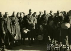 21.12.1940, Al-Kantara, Egipt.
Żołnierze Samodzielnej Brygady Strzelców Karpackich, siedzący - Czesław Dobrecki. Oryginalny podpis na odwrocie fotografii: 