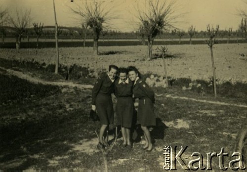 1943-1947, brak miejsca.
Ochotniczki z Pomocniczej Służby Kobiet.
Fot. Czesław Dobrecki, zbiory Ośrodka KARTA, Pogotowie Archiwalne [PAF_015], przekazał Krzysztof Dobrecki