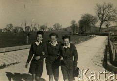 1943-1947, brak miejsca.
Ochotniczki z Pomocniczej Służby Kobiet.
Fot. Czesław Dobrecki, zbiory Ośrodka KARTA, Pogotowie Archiwalne [PAF_015], przekazał Krzysztof Dobrecki