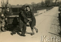 1943-1947, brak miejsca.
Ochotniczki z Pomocniczej Służby Kobiet, jedna tańczy z żołnierzem z 2 Korpusu.
Fot. Czesław Dobrecki, zbiory Ośrodka KARTA, Pogotowie Archiwalne [PAF_015], przekazał Krzysztof Dobrecki