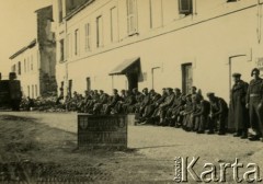 1943-1947, brak miejsca.
Żołnierze 2 Korpusu Polskiego przed budynkiem kancelarii.
Fot. Czesław Dobrecki, zbiory Ośrodka KARTA, Pogotowie Archiwalne [PAF_015], przekazał Krzysztof Dobrecki