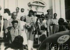 1944-1945, Rzym, Włochy.
Żołnierski ślub, młoda para z gośćmi przed kościołem. 
Fot. Czesław Dobrecki, zbiory Ośrodka KARTA, Pogotowie Archiwalne [PAF_015], przekazał Krzysztof Dobrecki
