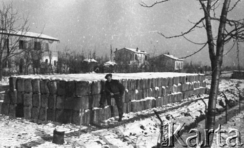 1944-1947, brak miejsca.
Żołnierz 2 Korpusu przy kanistarch z benzyną. 
Fot. Czesław Dobrecki, zbiory Ośrodka KARTA, Pogotowie Archiwalne [PAF_015], przekazał Krzysztof Dobrecki
