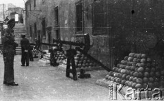 1945, Rzym, Włochy.
Polscy żołnierze przy zabytkowych działach, okok których leżą kule armatnie.
Fot. Czesław Dobrecki, zbiory Ośrodka KARTA, Pogotowie Archiwalne [PAF_015], przekazał Krzysztof Dobrecki

