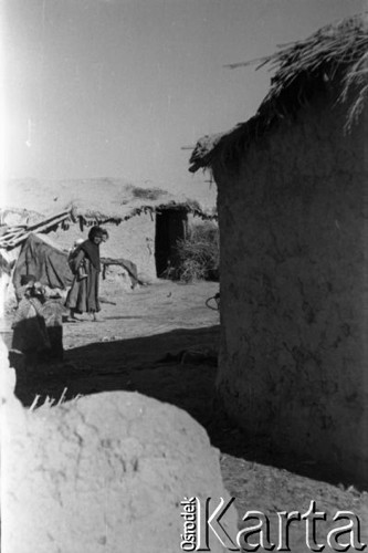 1943, Irak.
Kobieta z dzieckiem przed lepianką.
Fot. Czesław Dobrecki, zbiory Ośrodka KARTA, Pogotowie Archiwalne [PAF_015], przekazał Krzysztof Dobrecki
