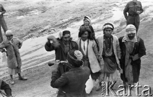 1943, Irak.
Mężczyźni tańczący i grający na instrumentach.
Fot. NN, zbiory Ośrodka KARTA, Pogotowie Archiwalne [PAF_015], przekazał Krzysztof Dobrecki
