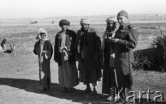 Grudzień 1943, Irak.
Żołnierz 2 Korpusu Polskiego i czterej mężczyźni. 
Fot. Czesław Dobrecki, zbiory Ośrodka KARTA, Pogotowie Archiwalne [PAF_015], przekazał Krzysztof Dobrecki
