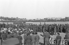 Styczeń 1943, Bagdad, Irak.
Mecz piłki nożnej Polska. - Anglia. Powitanie drużyn na boisku.
Fot. Czesław Dobrecki, zbiory Ośrodka KARTA, Pogotowie Archiwalne [PAF_015], przekazał Krzysztof Dobrecki
