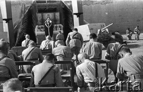 1943, Irak.
Polowa msza święta, ksiądz przy ołtarzu.
Fot. Czesław Dobrecki, zbiory Ośrodka KARTA, Pogotowie Archiwalne [PAF_015], przekazał Krzysztof Dobrecki
