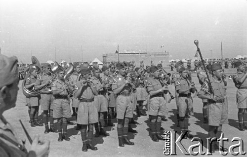 1943, Qizil Ribat, Irak.
Orkiestra wojskowa w trakcie uroczystości.
Fot. Czesław Dobrecki, zbiory Ośrodka KARTA, Pogotowie Archiwalne [PAF_015], przekazał Krzysztof Dobrecki
