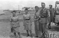 1943, Qizil Ribat, Irak.
Dwaj żołnierze 2 Korpusu i ochotniczki z Pomocniczej Służby Kobiet.
Fot. Czesław Dobrecki, zbiory Ośrodka KARTA, Pogotowie Archiwalne [PAF_015], przekazał Krzysztof Dobrecki
