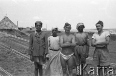 1943, Irak.
Dwaj polscy żołnierze i trzej Irakijczycy, w tle namioty.
Fot. Czesław Dobrecki, zbiory Ośrodka KARTA, Pogotowie Archiwalne [PAF_015], przekazał Krzysztof Dobrecki
