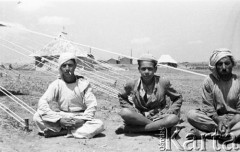 1943, Irak.
Trzej Irakijczycy na tle namiotów.
Fot. Czesław Dobrecki, zbiory Ośrodka KARTA, Pogotowie Archiwalne [PAF_015], przekazał Krzysztof Dobrecki
