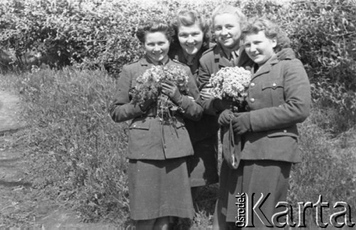 1943, Irak.
Ochotniczki z Pomocniczej Służby Kobiet.
Fot. Czesław Dobrecki, zbiory Ośrodka KARTA, Pogotowie Archiwalne [PAF_015], przekazał Krzysztof Dobrecki
