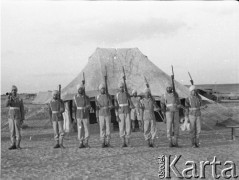 Maj 1942, Palestyna.
Żołnierze hinduscy podczas odprawy warty, w tle namioty wojskowe. 
Fot. Czesław Dobrecki, zbiory Ośrodka KARTA, Pogotowie Archiwalne [PAF_015], przekazał Krzysztof Dobrecki
