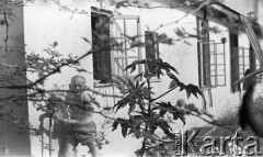 1942-1943, brak miejsca.
Polski żołnierz myjący się na dworze.
Fot. NN, zbiory Ośrodka KARTA, Pogotowie Archiwalne [PAF_015], przekazał Krzysztof Dobrecki