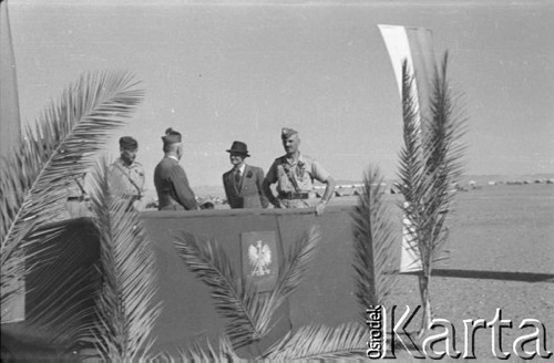 11.11.1942, Qizil Ribat, Irak.
Święto Niepodległości, na trybunie stoją m.in.: biskup polowy Wojska Polskiego Józef Gawlina i generał Władysław Anders. 
Fot. Czesław Dobrecki, zbiory Ośrodka KARTA, Pogotowie Archiwalne [PAF_015], przekazał Krzysztof Dobrecki