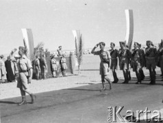 11.11.1942, Qizil Ribat, Irak.
Defilada podczas Święta Niepodległości, na trybunie stoi generał Władysław Anders. 
Fot. Czesław Dobrecki, zbiory Ośrodka KARTA, Pogotowie Archiwalne [PAF_015], przekazał Krzysztof Dobrecki