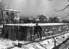 1944-1947, brak miejsca.
Żołnierz 2 Korpusu przy kanistarch z benzyną. 
Fot. Czesław Dobrecki, zbiory Ośrodka KARTA, Pogotowie Archiwalne [PAF_015], przekazał Krzysztof Dobrecki
